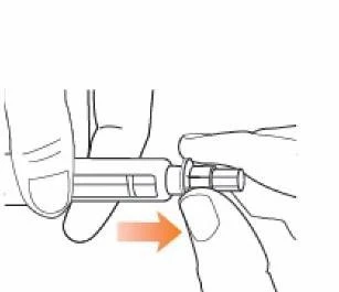 Due mani tengono una siringa orizzontale mentre una freccia arancione indica il movimento di rimozione o inserimento del cappuccio sulla punta