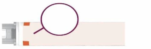 Dispositivo medico allungato di colore chiaro con un cerchio rosso che evidenzia una sezione specifica della parte superiore del corpo dell'oggetto