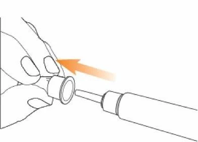 Una mano tiene una penna iniettore mentre una freccia arancione indica il movimento di inserimento del dispositivo nel corpo della penna stessa