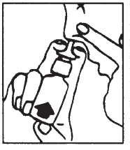 Disegno a linee nere di una mano che tiene un flaconcino di medicinale vicino al viso di una persona per la preparazione della dose