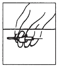 Una mano tiene una siringa in posizione orizzontale con l'indice e il pollice che stringono il corpo del dispositivo per l'iniezione
