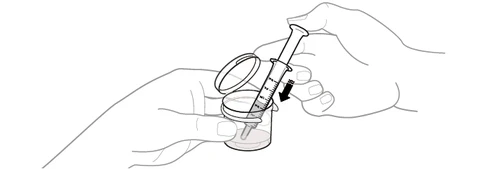Due mani tengono un contenitore trasparente con liquido e una siringa con un indicatore a freccia che punta verso il basso per il prelievo