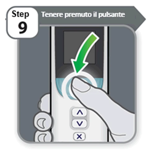 Una mano preme il pulsante circolare di un dispositivo medico bianco con una freccia verde che indica la pressione del tasto nel passaggio 9