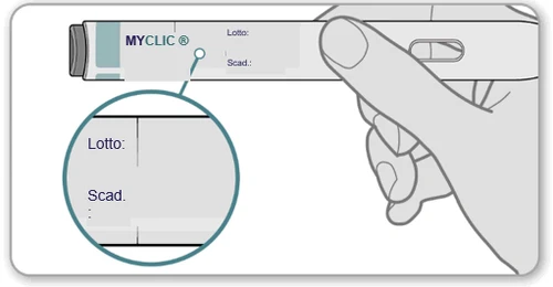 Dettaglio di una mano che impugna un dispositivo medico Myclic con ingrandimento su un cerchio che mostra i campi per lotto e scadenza