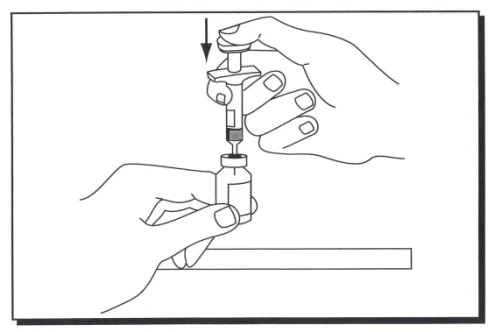 Una mano tiene un flacon con liquido mentre l'altra spinge un pistone di una siringa verso il basso per aspirare il contenuto indicato da una freccia