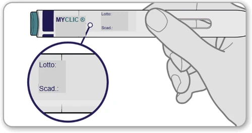 Dettaglio di una mano che tiene una penna iniettiva Myclick con ingrandimento su un cerchio che mostra i campi per lotto e scadenza