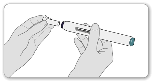 Due mani impugnano un dispositivo medico a forma di penna per separare il cappuccio superiore dal corpo principale del dispositivo