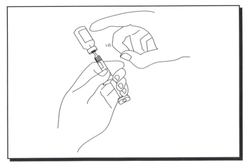 Disegno a linee nere che mostra una mano che tiene un flaconcino mentre l'altra mano inserisce l'ago di una siringa per prelevare il liquido