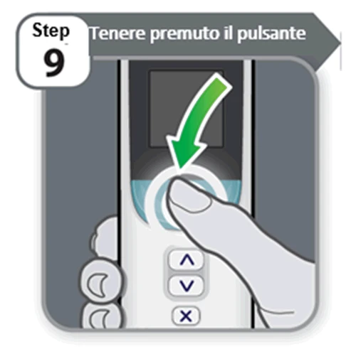 Illustrazione del passaggio 9 che mostra una mano che preme il pulsante centrale di un dispositivo medico bianco con freccia verde indicatrice
