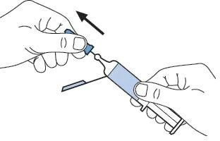 Technical drawing showing two hands handling a syringe with a tilted needle and a black arrow indicating the direction of movement