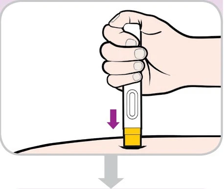 Una mano impugna un dispositivo medico bianco e giallo per iniettarlo verticalmente sulla pelle del braccio indicato da una freccia viola