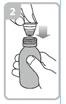 Una mano preme verso il basso un tappo o un dispositivo sopra il collo di un flacone tenuto saldamente dall'altra mano