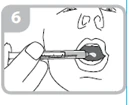 Disegno in bianco e nero di una mano che inserisce l'ugello di una siringa dosatrice all'interno della bocca aperta di una persona