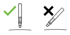 Diagram showing a green checkmark on a vertically positioned injection pen and a black cross on a pen tilted relative to the supporting surface