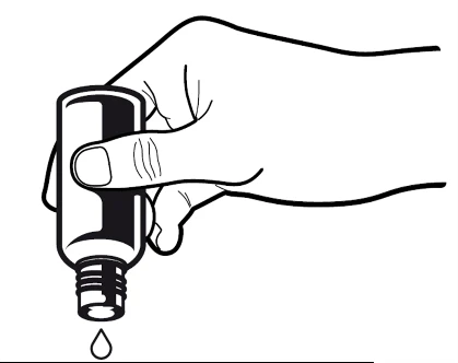 Una mano tiene un flaconcino verticale con il tappo rimosso da cui cade una singola goccia di liquido verso il basso