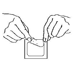 Due mani tengono e aprono con cura un piccolo involucro quadrato di plastica trasparente per estrarre il contenuto medico