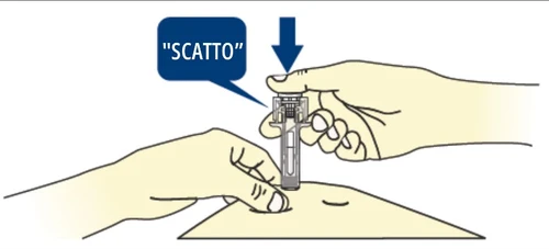 Due mani impugnano un dispositivo medico per l'iniezione sulla pelle con una freccia blu che indica un movimento verso il basso con la scritta SCATTO
