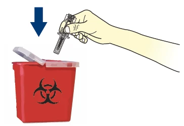 Una mano inserisce una siringa usata in un contenitore rosso per rifiuti biologici contrassegnato dal simbolo del rischio biologico indicato da una freccia blu