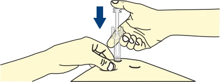 Una mano tiene una siringa trasparente e la spinge verticalmente verso il basso sulla pelle mentre l'altra mano stabilizza la zona con il pollice