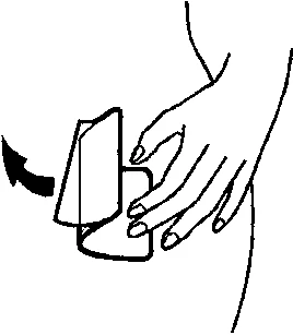 Una mano solleva il coperchio di un contenitore o di un dispositivo medico posizionato su una superficie chiara con una freccia che indica il movimento