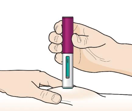 A hand holding vertically a purple and white injection pen, pressing it against the thigh skin supported by another hand
