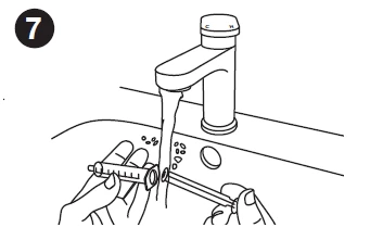 Dibujo en blanco y negro de unas manos que enjuagan una jeringa bajo el chorro de