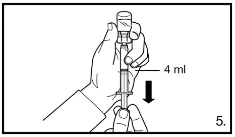 Una mano tiene la parte superiore di una siringa mentre l'altra spinge il pistone verso il basso per aspirare 4 ml di liquido