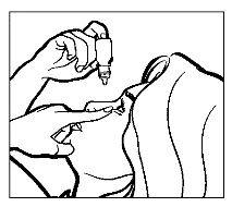 Disegno in bianco e nero di una mano che tiene un flacone spray sopra il naso di una persona mentre l'altra mano sostiene il viso