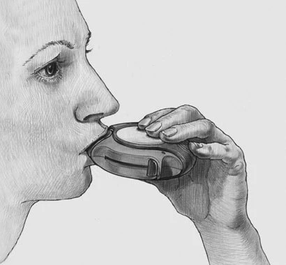 Disegno in bianco e nero di una persona di profilo che tiene un dispositivo medico con la mano e lo porta alla bocca per l'assunzione