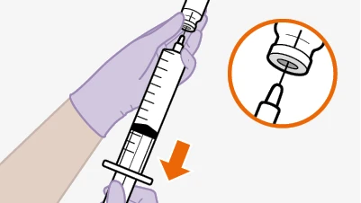 Una mano guantata impugna una siringa con ago inserito in un flacone di vetro, con un ingrandimento che mostra il dettaglio dell'innesto