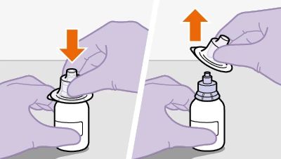 Due mani guantate inseriscono un tappo di plastica su un flaconcino bianco e poi lo sollevano verso l'alto per aprirlo