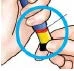 Due mani impugnano una penna iniettiva con corpo blu e giallo, evidenziata da un cerchio azzurro per mostrare la corretta presa dell'apparecchio