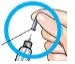 Una mano impugna un ago per inserirlo nel cappuccio di un flacone di farmaco liquido circondato da un cerchio azzurro