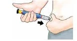 Una mano impugna una penna iniettiva blu e argento per applicarla sulla pelle dell'addome con un movimento indicato da una freccia nera