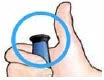 Una mano tiene tra pollice e indice un piccolo dispositivo cilindrico blu e nero evidenziato da un cerchio azzurro