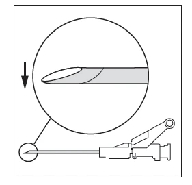 Diagrama técnico que muestra un detalle ampliado de la punta afilada de una aguja con una flecha negra apuntando hacia abajo