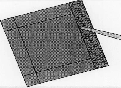 Diagramma tecnico in bianco e nero che mostra un cerotto quadrato con bordi rinforzati e una striscia adesiva che sporge lateralmente