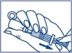 Disegno lineare blu di una mano che impugna una siringa e la spinge in avanti seguendo la direzione di una freccia nera verso il basso