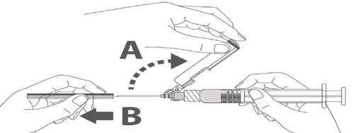 Disegno tecnico che mostra le mani che ruotano la parte superiore della siringa in senso orario indicata con A e sfilano l'ago indicato con B