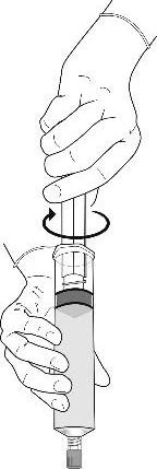 Una mano tiene una siringa verticale mentre l'altra mano ruota la parte superiore del contenitore per preparare il dosaggio del farmaco