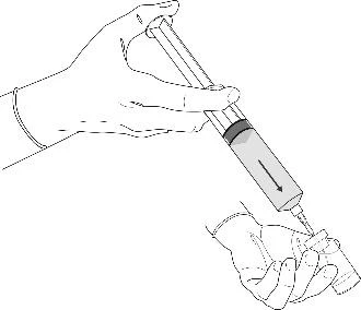 Una mano tiene una siringa con ago puntato verso il flacone di vetro tenuto dall'altra mano per il prelievo del farmaco