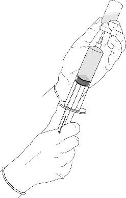 Due mani tengono una siringa con ago rivolto verso il basso per eseguire un'iniezione in una parte del corpo non visibile