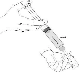 Una mano tiene una siringa da 10 ml inclinata mentre l'altra mano sostiene la base della siringa per l'uso medico