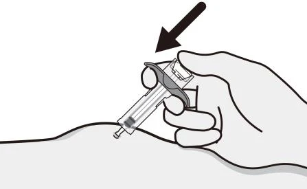 Una mano sostiene una jeringa para inyectar el medicamento sobre la piel del cuerpo con una flecha negra que indica la dirección de la