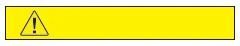 Banner rettangolare giallo con bordo nero e un simbolo di avvertimento composto da un punto esclamativo nero all'interno di un triangolo