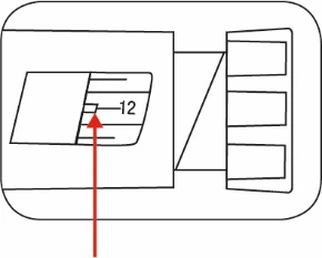 Disegno tecnico di un dispositivo medico con una freccia rossa che indica la tacca del numero 12 su una scala graduata interna
