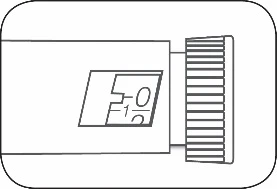 Disegno tecnico in bianco e nero di un dispositivo medico con una manopola zigrinata a destra e un indicatore centrale con i numeri 0 e 1/2