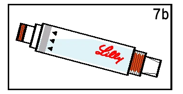 Disegno tecnico di una siringa con liquido azzurro, tre frecce nere rivolte verso il basso e la scritta rossa Lilly su fondo bianco con codice 7b