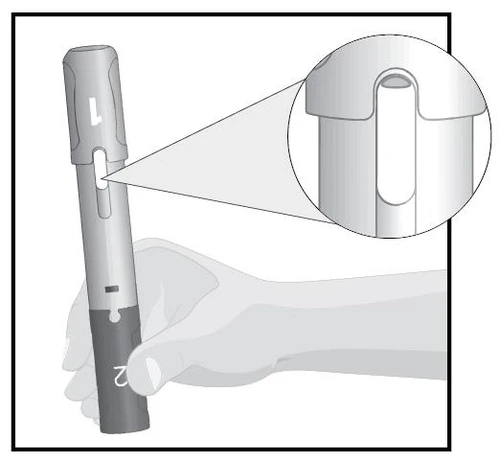 Disegno tecnico di una penna iniettiva con ingrandimento di un dettaglio della parte superiore che mostra una fessura verticale sul corpo del dispositivo