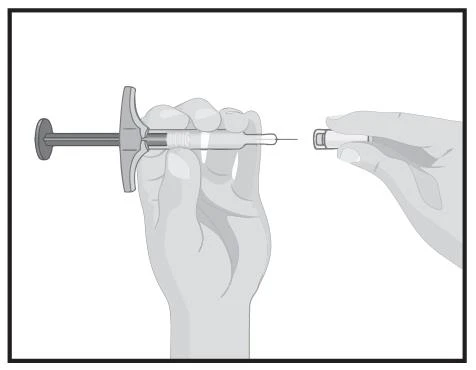 Due mani impugnano una siringa per agganciare un cappuccio protettivo alla punta dell'ago in un'illustrazione medica in scala di grigi